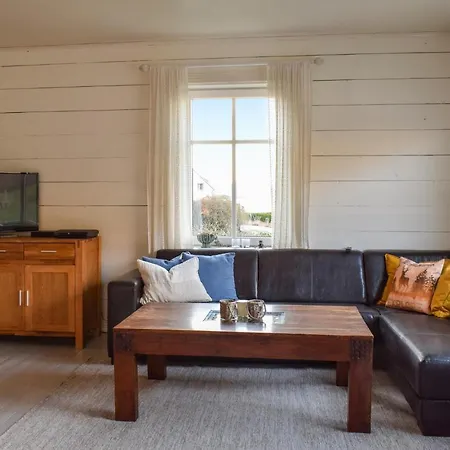 Nice In W/ 5 Bedrooms Semesterbostad